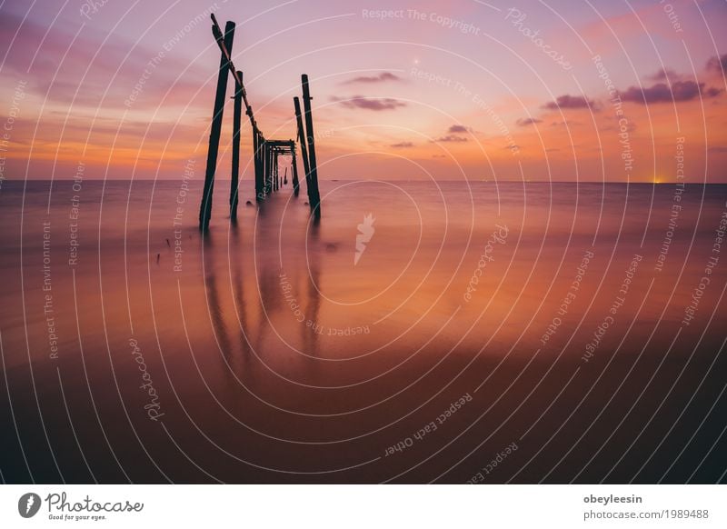 alte Brücke bei Sonnenuntergang Lifestyle Natur Landschaft Wellen Strand Bucht Meer Abenteuer Angst Freude Farbfoto mehrfarbig Dämmerung Weitwinkel