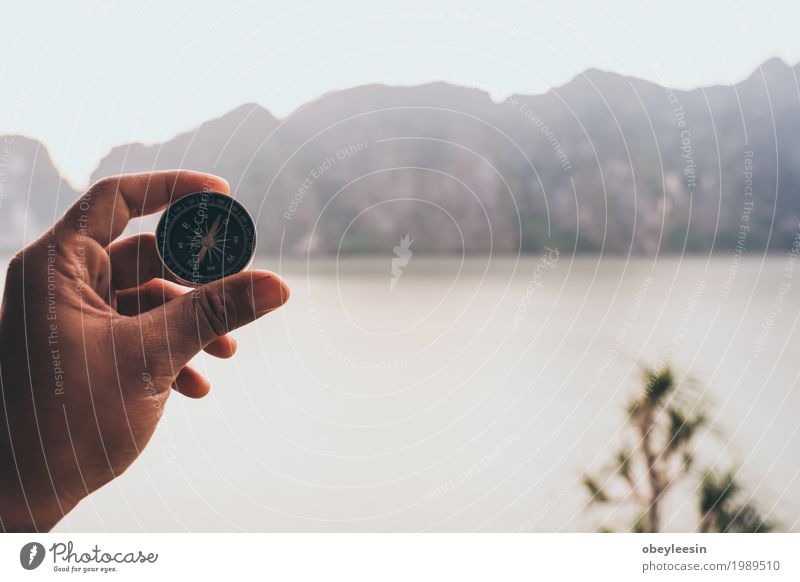 Hand mit Kompass an der Gebirgsstraße am Sonnenunterganghimmel Lifestyle Stil Mensch 1 30-45 Jahre Erwachsene Kunst Natur Landschaft Abenteuer Farbfoto