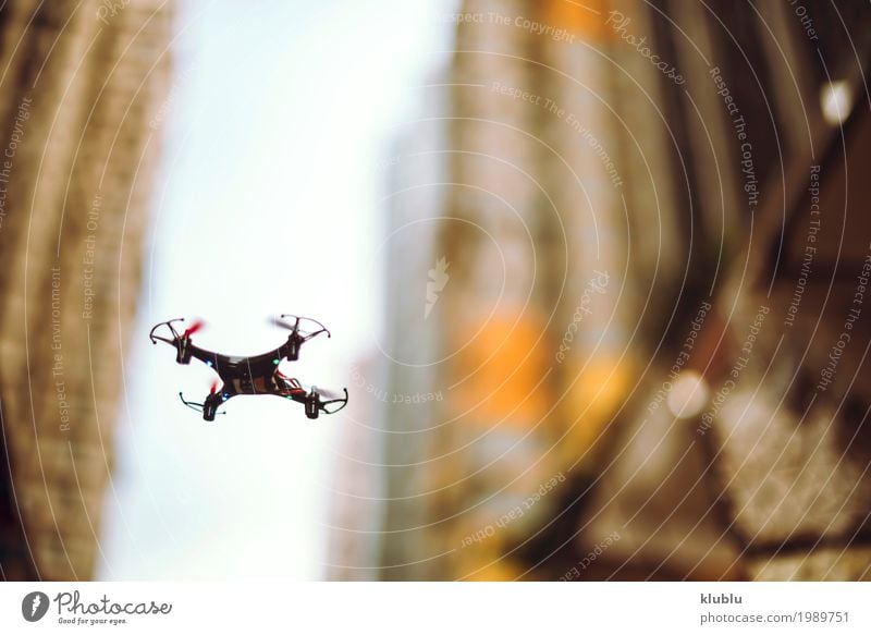 Kleiner Quadrocopter in der Straße. Drohne. Leben Ferien & Urlaub & Reisen Tourismus Ausflug Wohnung Haus Landschaft Gebäude Fassade Spielzeug fliegen klein