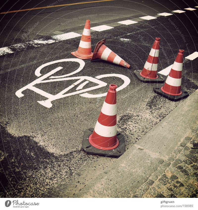 achtung Verkehr Verkehrswege Straße Wege & Pfade Fahrrad Sicherheit Warnung Warnhinweis Markierungslinie Schilder & Markierungen Symbole & Metaphern Straßenrand