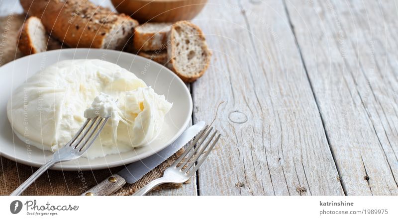 Italienischer Käse Burrata mit Brot Ernährung Vegetarische Ernährung Italienische Küche Teller Schalen & Schüsseln Gabel Holz frisch lecker weich weiß