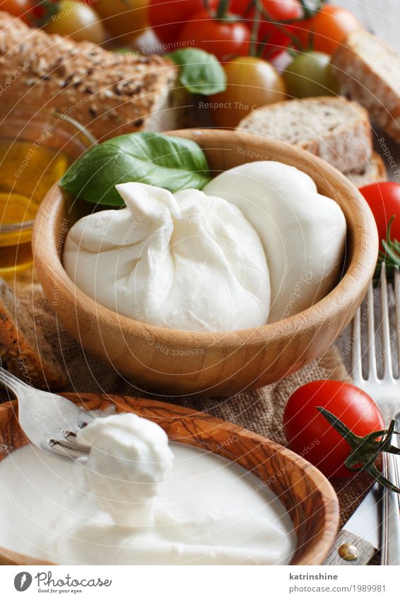 Italienischer Käse Burrata, Tomaten, Basilikum und Brot Gemüse Kräuter & Gewürze Ernährung Vegetarische Ernährung Italienische Küche Gabel dunkel hell weich