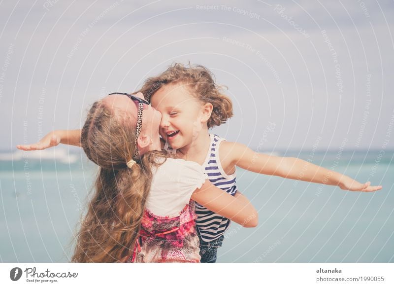 Schwester und Bruder, die am Strand zur Tageszeit spielen. Lifestyle Freude Glück schön Erholung Freizeit & Hobby Spielen Ferien & Urlaub & Reisen Freiheit