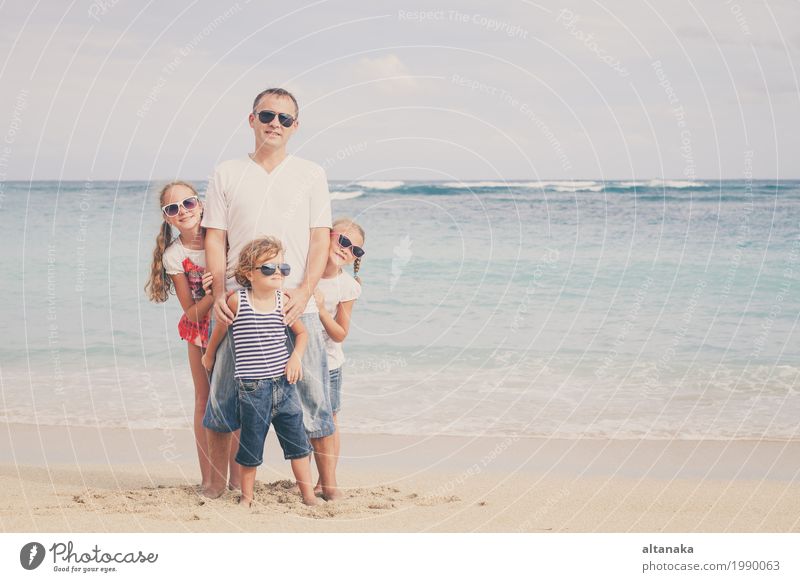 Vater und Kinder spielen am Strand in der Tageszeit. Konzept der freundlichen Familie. Lifestyle Freude Leben Erholung Freizeit & Hobby Spielen