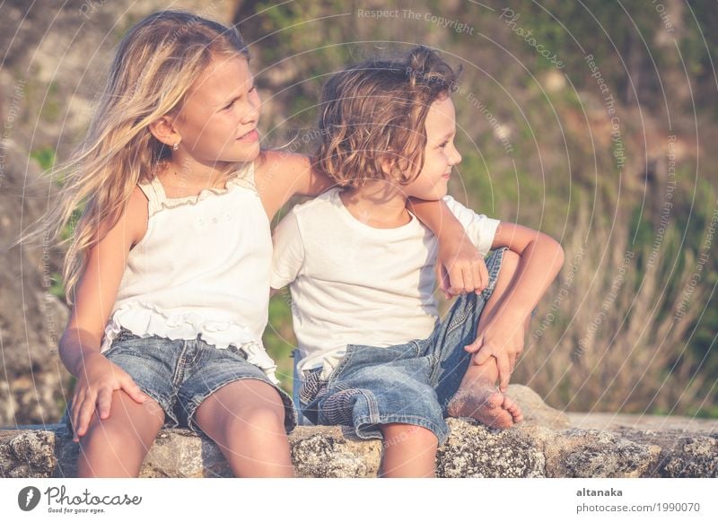 Schwester und Bruder spielen tagsüber am Strand. Konzept Bruder und Schwester für immer zusammen Lifestyle Freude Glück schön Erholung Freizeit & Hobby Spielen