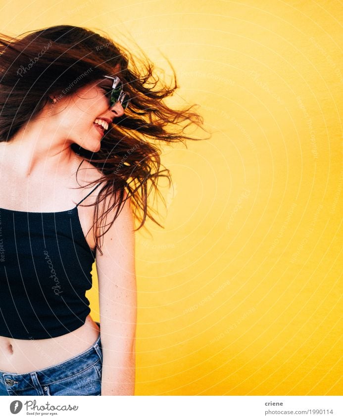 Glückliche junge Frau, die ihr Haar wild rüttelt Lifestyle Freude Freiheit Sommer Junge Frau Jugendliche Erwachsene Sonnenbrille Haare & Frisuren brünett