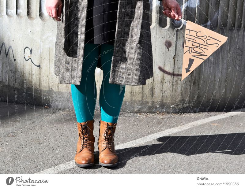 Ist schön hier Mensch feminin Junge Frau Jugendliche Beine 1 Parkplatz Mauer Wand Fassade Zeichen Schriftzeichen Graffiti festhalten warten lustig Stadt grau