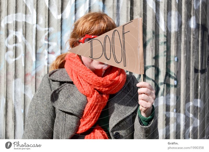 [HH17 Fähnchentour] Alles doof hier feminin Frau Erwachsene Mensch Industrieanlage Brücke Schal rothaarig Schriftzeichen Hinweisschild Warnschild Graffiti