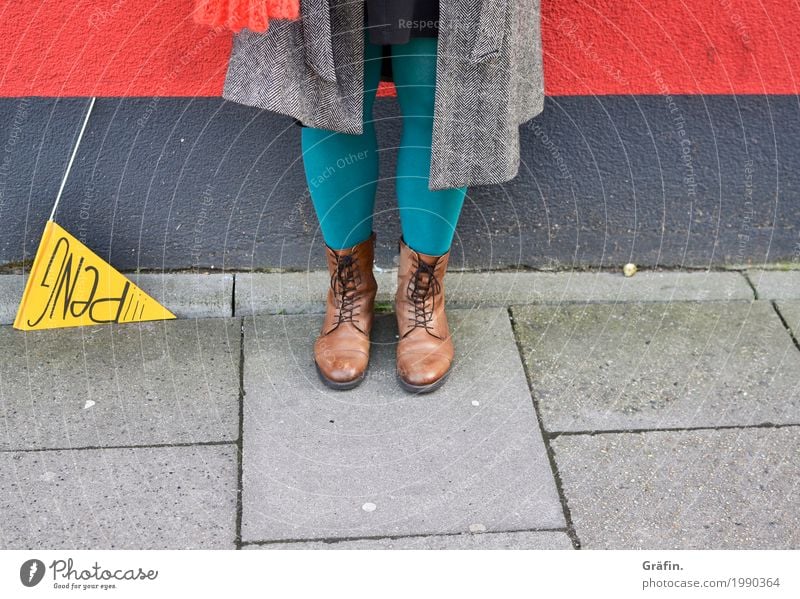 [HH17 Fähnchentour] und es hat PENG gemacht Mensch feminin Junge Frau Jugendliche Beine Mauer Wand Schilder & Markierungen Hinweisschild Warnschild stehen