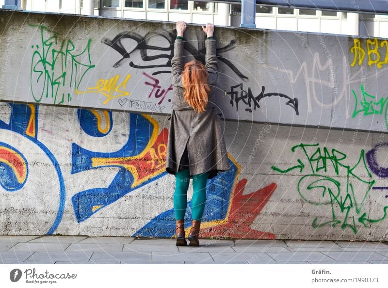 Mal so richtig abhängen Mensch feminin Junge Frau Jugendliche 1 Stadt Stadtrand Brücke Architektur Mauer Wand Fassade Beton Graffiti Fitness Sport grau grün rot