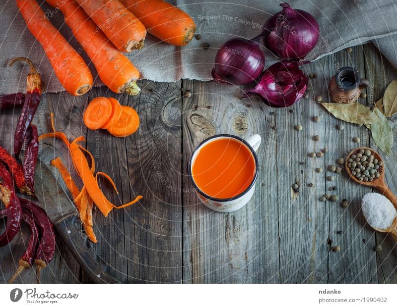 Saft in einer Tasse auf einer grauen Holzoberfläche Gemüse Kräuter & Gewürze Vegetarische Ernährung Diät Getränk Erfrischungsgetränk Becher Messer Tisch Natur