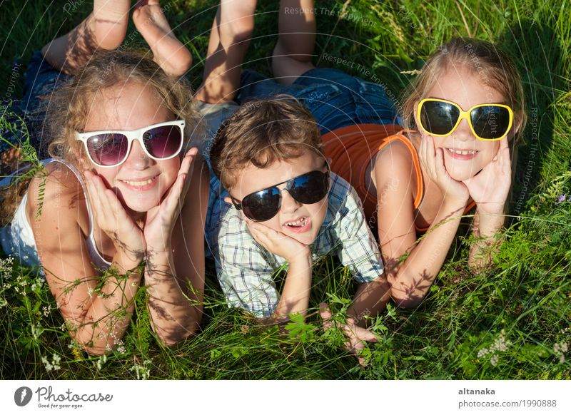 Drei glückliche Kinder, die im Park zur Tageszeit spielen. Lifestyle Freude Glück schön Gesicht Freizeit & Hobby Spielen Ferien & Urlaub & Reisen Freiheit