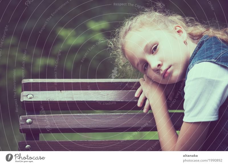 Portrait des traurigen jugendlich Mädchens Gesicht Kind Mensch Frau Erwachsene Schwester Familie & Verwandtschaft Kindheit Jugendliche Liebe Traurigkeit Gefühle