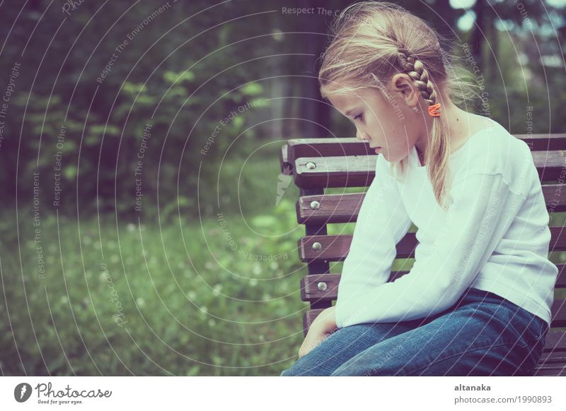 Portrait des traurigen kleinen Mädchens Gesicht Kind Schule Mensch Frau Erwachsene Familie & Verwandtschaft Kindheit Liebe Traurigkeit Gefühle Sorge Trauer