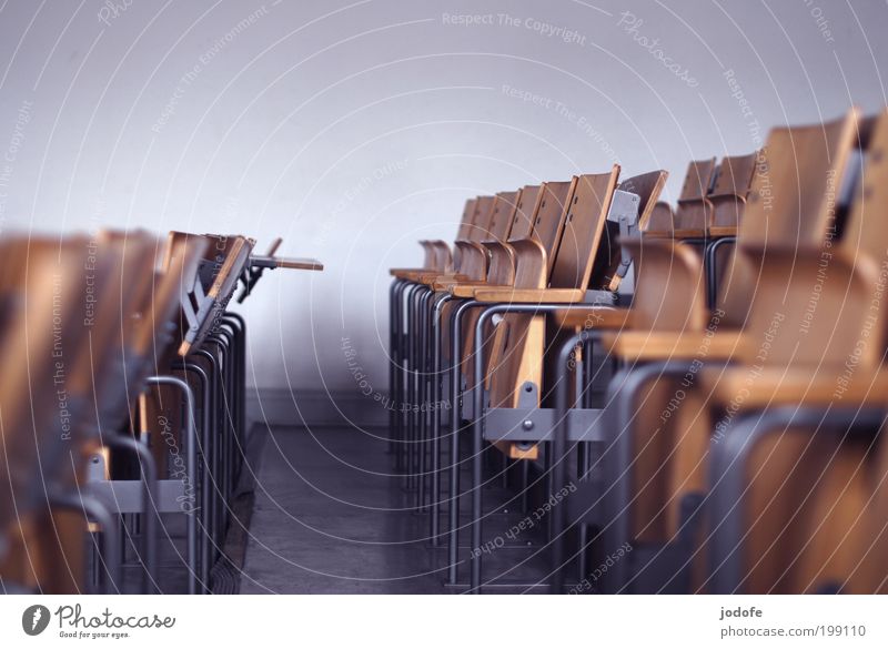 Sitzreihen Bildung Klassenraum Berufsausbildung Studium Hörsaal leer gehen Streik Einsamkeit akademiker gelehrt Audimax Klappstuhl Farbfoto Gedeckte Farben