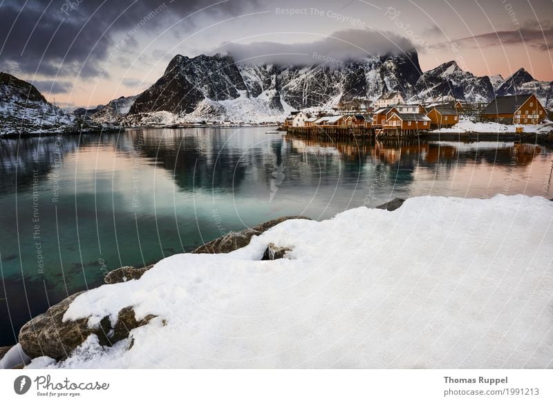 Sakrisøy Ferien & Urlaub & Reisen Tourismus Abenteuer Ferne Freiheit Winter Schnee Winterurlaub Berge u. Gebirge Natur Himmel Wolken Felsen Gipfel