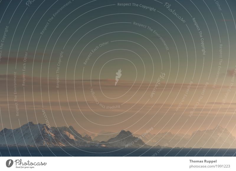 Am Morgen auf den Lofoten Ferien & Urlaub & Reisen Tourismus Ausflug Abenteuer Ferne Freiheit Kreuzfahrt Meer Wellen Winter Schnee Winterurlaub Berge u. Gebirge