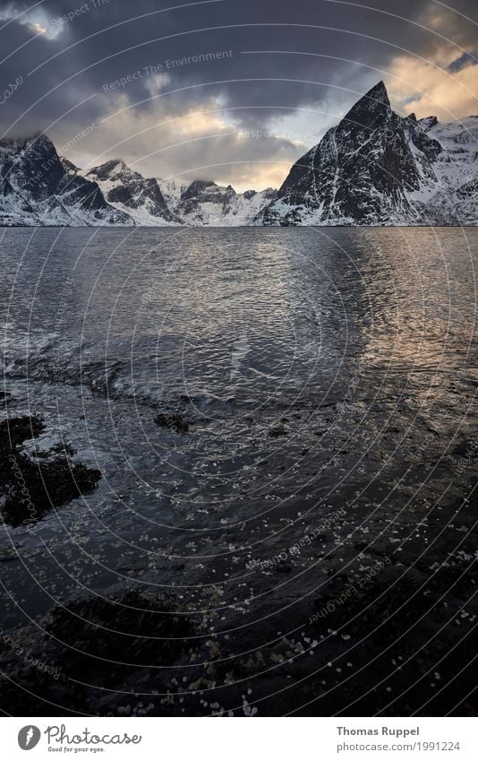 Lofoten Ferien & Urlaub & Reisen Tourismus Ausflug Abenteuer Ferne Freiheit Natur Landschaft Wasser Himmel Wolken Winter Berge u. Gebirge Gipfel