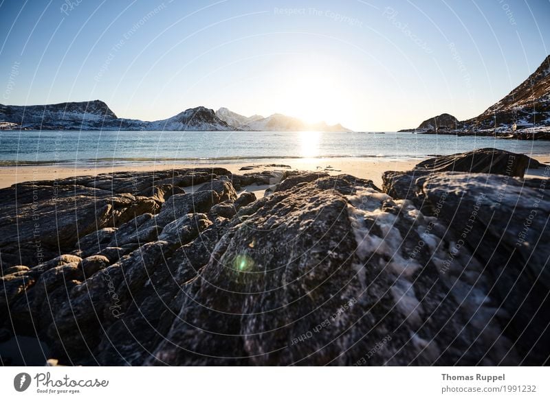 Lofoten Ferien & Urlaub & Reisen Tourismus Abenteuer Ferne Freiheit Strand Meer Winterurlaub Berge u. Gebirge Natur Landschaft Wasser Himmel Wolkenloser Himmel