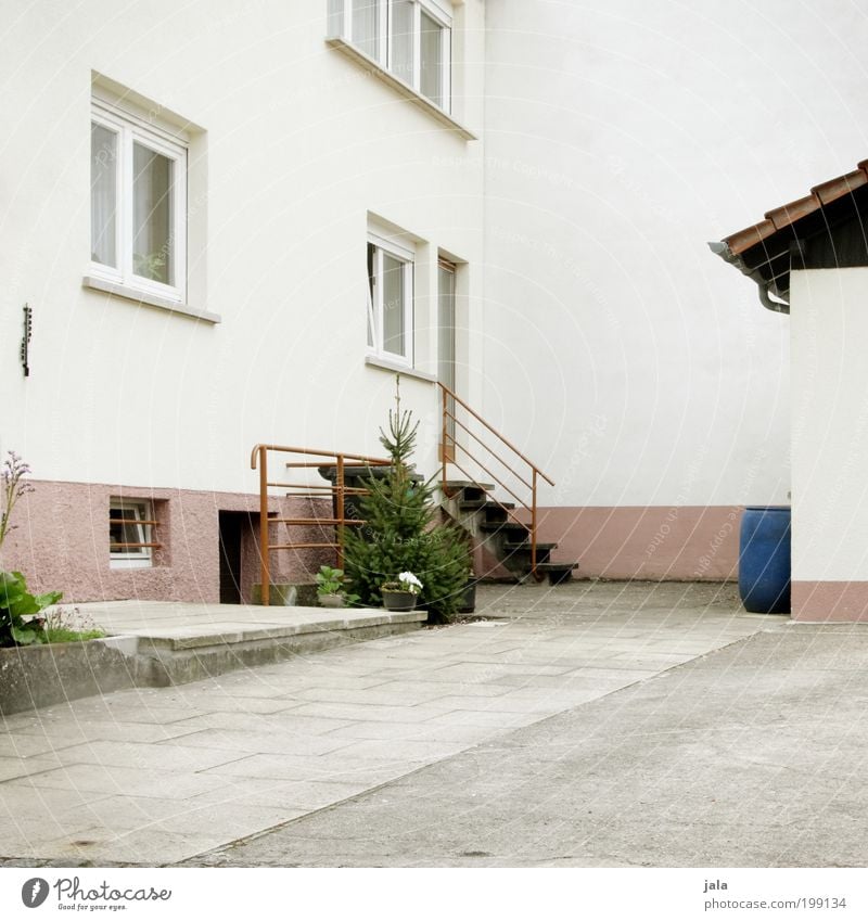 Hinterhof Baum Grünpflanze Stadt Haus Platz Bauwerk Gebäude Architektur Mauer Wand Treppe Fassade Fenster Tür Dach einfach Farbfoto Außenaufnahme Menschenleer