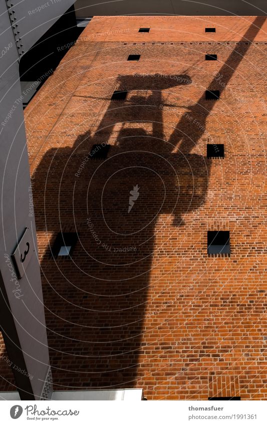 Schatten, Kran, Mauer Hamburg Hafenstadt Stadtzentrum Bauwerk Gebäude Architektur Fassade Sehenswürdigkeit Wahrzeichen hoch orange Tourismus