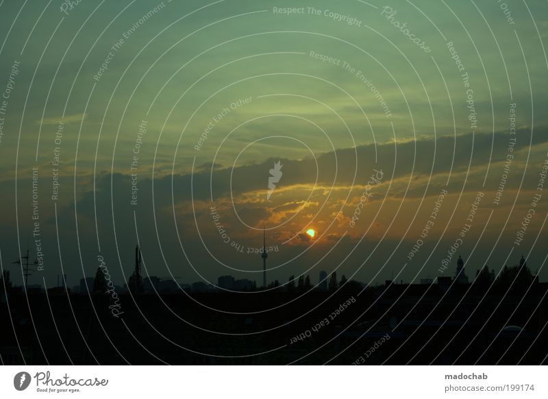 Das Dach der Welt Himmel Nachthimmel Sonnenaufgang Sonnenuntergang Berlin Skyline Schornstein Sehenswürdigkeit Berliner Fernsehturm ästhetisch dunkel