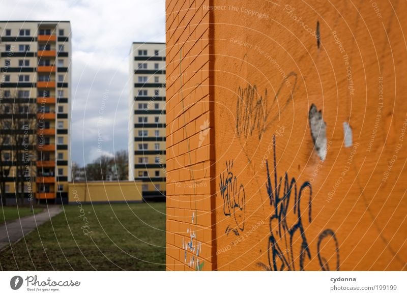 [HAL] Farbabstimmung Lifestyle Stil Design Häusliches Leben Bildung Umwelt Wiese Stadt Haus Architektur Mauer Wand Fassade Graffiti Einsamkeit Frustration