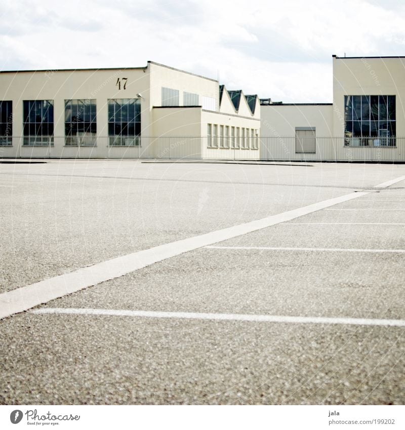 Halle | 47 Arbeit & Erwerbstätigkeit Arbeitsplatz Fabrik Wirtschaft Industrie Handel Güterverkehr & Logistik Himmel Stadt Haus Industrieanlage Platz Bauwerk