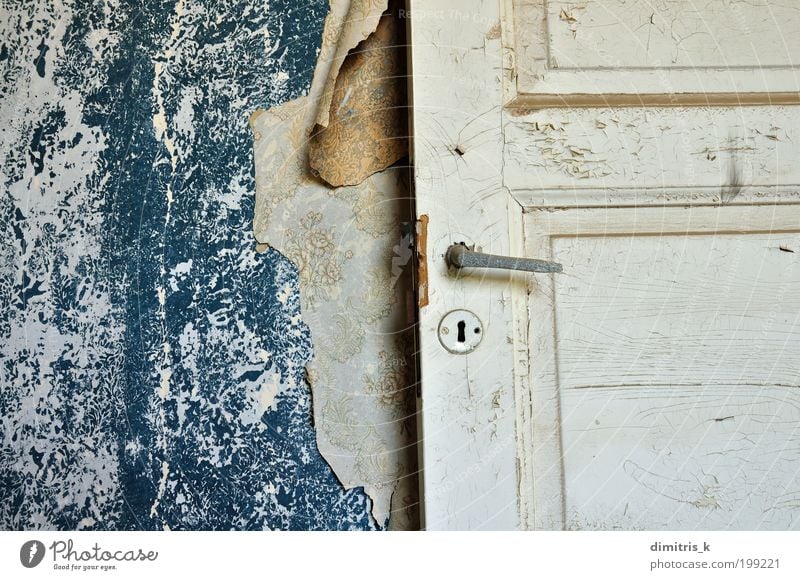 Tapetenfetzen Haus Innenarchitektur Raum Altstadt Menschenleer Ruine Mauer Wand Tür Papier alt dreckig retro trist blau weiß Einsamkeit Verfall Zeit gerissen