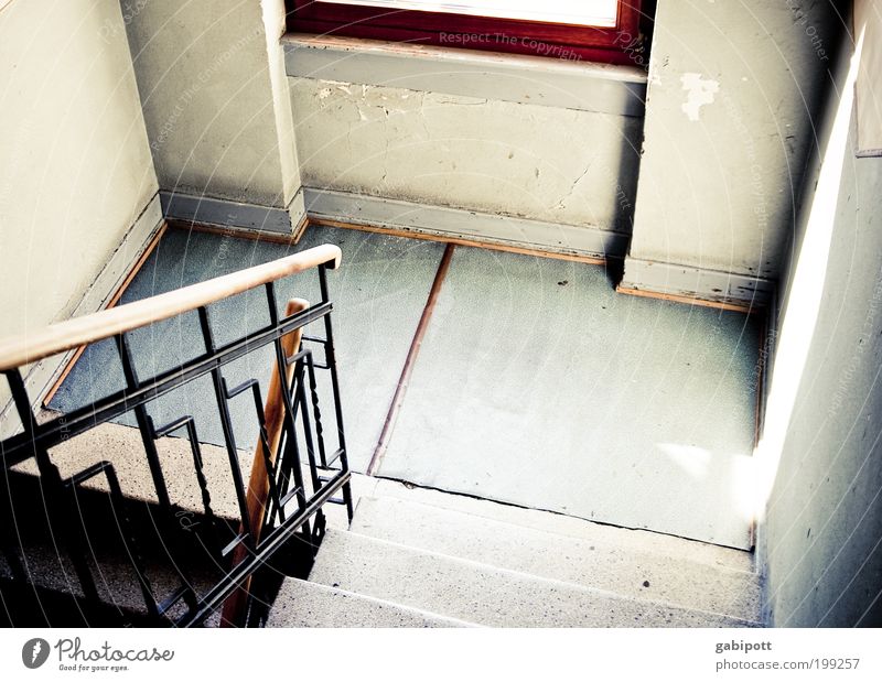 Abwärts Häusliches Leben Wohnung Haus Renovieren Umzug (Wohnungswechsel) Innenarchitektur Mauer Wand Treppe Fenster Treppenhaus abwärts Treppengeländer Geländer