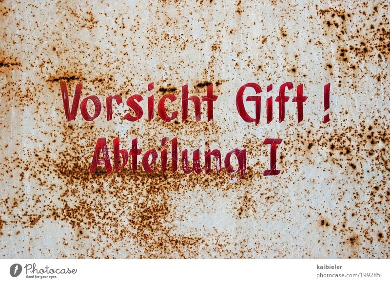 Vorsicht Gift! Industrieanlage Fabrik Ruine Schriftzeichen Schilder & Markierungen Hinweisschild Warnschild alt bedrohlich Ekel braun gelb rot Angst gefährlich