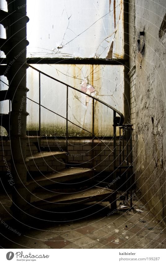 abgestuft Industrieanlage Fabrik Ruine Mauer Wand Treppe Fenster Wendeltreppe alt dreckig dunkel historisch braun gelb Einsamkeit Risiko Verfall Vergangenheit