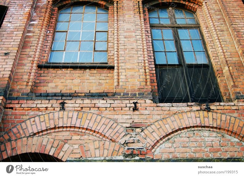 blaue fenster Haus Industrieanlage Fabrik Ruine Bauwerk Gebäude Architektur Mauer Wand Fassade Stein Glas Backstein alt eckig kaputt authentisch Schwäche