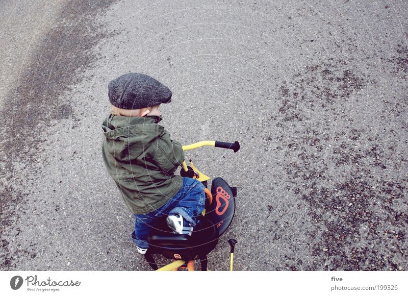 und weiter gehts... Freizeit & Hobby Spielen Mensch maskulin Kind Kleinkind Junge Kindheit 1 1-3 Jahre Straße Fahrrad Dreirad Hut Mütze fahren frech Freude