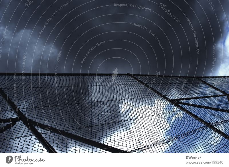 Zaun für die Aschewolke Lifestyle Stil Fußballplatz Umwelt Urelemente Himmel Wolken Gewitterwolken Nachthimmel Klimawandel schlechtes Wetter Unwetter Vulkan