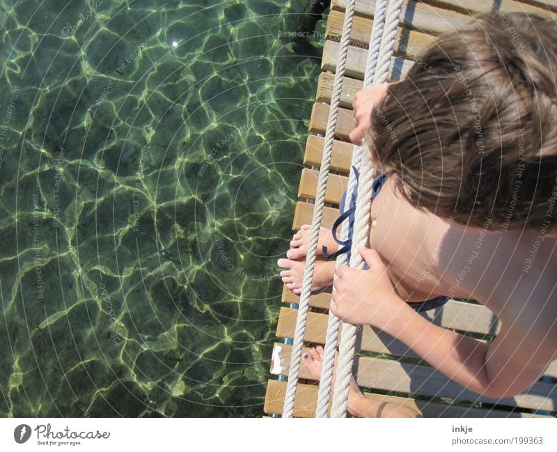 Zeit ist was Schönes. Meerwasserblicke auch! Mensch maskulin Junge Leben Fuß 1 8-13 Jahre Kind Kindheit Wasser Sommer Schönes Wetter Wärme Mittelmeer Steg