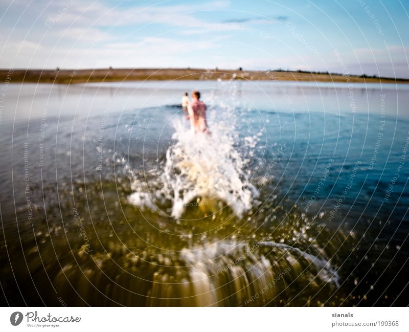 heima Lifestyle Freude Mensch Wasser Wassertropfen Sommer Schönes Wetter Seeufer Baggersee Erholung rennen Glück Lebensfreude Schwimmen & Baden Wasserspritzer