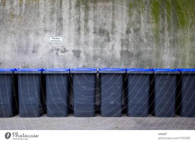 Sehr vorbildlich Herr Nachbar. Mauer Wand Fassade Stein Kunststoff Zeichen dunkel authentisch einfach gruselig Billig modern Klischee Identität Kontrolle