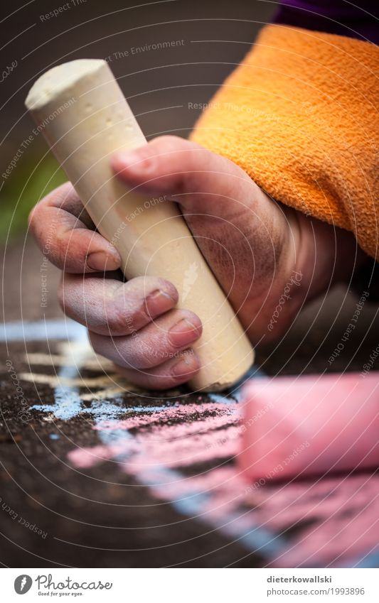 Malen Kindererziehung Bildung Wissenschaften Kindergarten Schule lernen Spielzeug zeichnen Spielen niedlich Freude Glück Begeisterung Kindheit Hand Kinderhand