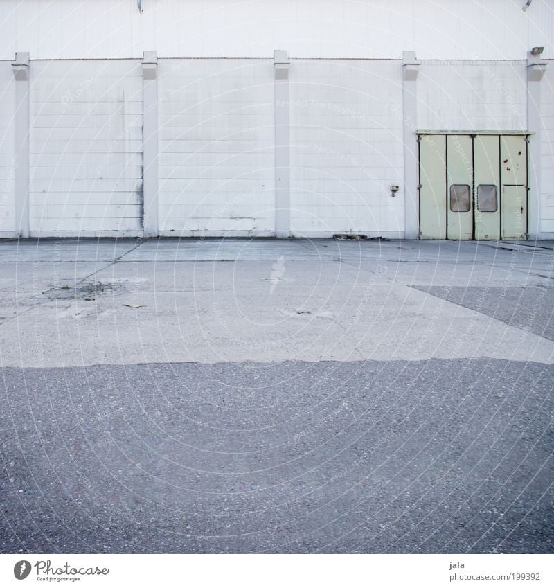 nix als beton und ein tor Fabrik Platz Bauwerk Gebäude Mauer Wand Tür einfach trist grau Tor Industriefotografie Industriegelände Industriebau Industriebetrieb