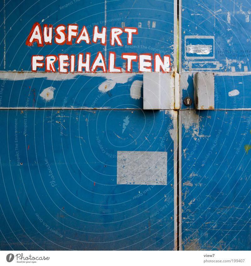 Kleinkunst. Haus Mauer Wand Tür Metall Zeichen Schriftzeichen Schilder & Markierungen Linie alt ästhetisch authentisch einfach frech einzigartig retro Klischee