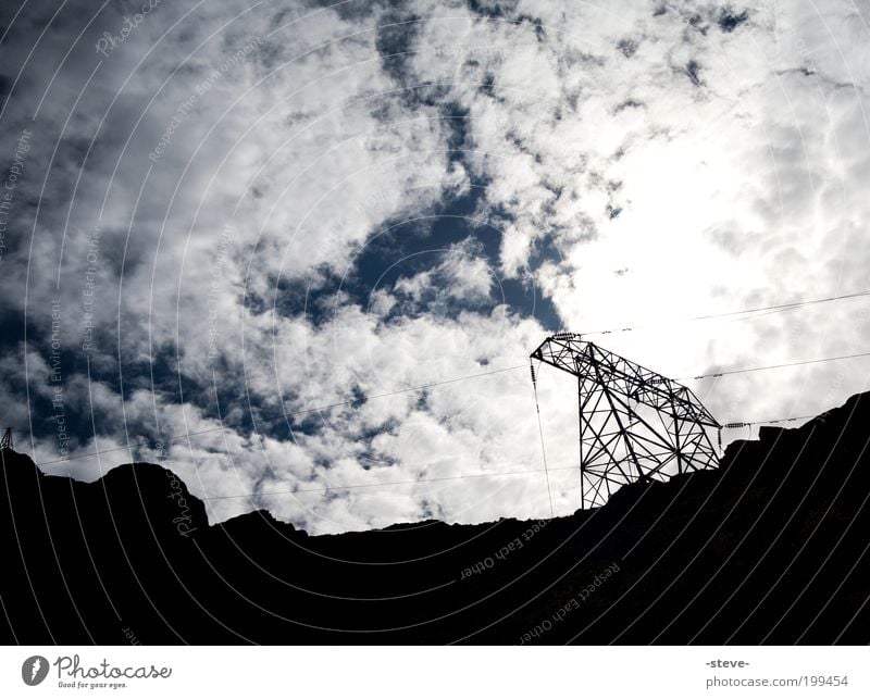 Strom Energiewirtschaft blau schwarz Elektrizität Strommast Himmel Wolken Hochspannungsleitung Farbfoto Außenaufnahme Textfreiraum links Textfreiraum oben