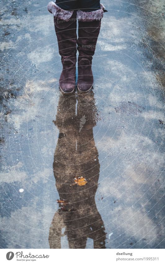 . Freude feminin Junge Frau Jugendliche Erwachsene 1 Mensch 18-30 Jahre Herbst Winter schlechtes Wetter Regen Fell Stiefel springen stehen sportlich dunkel