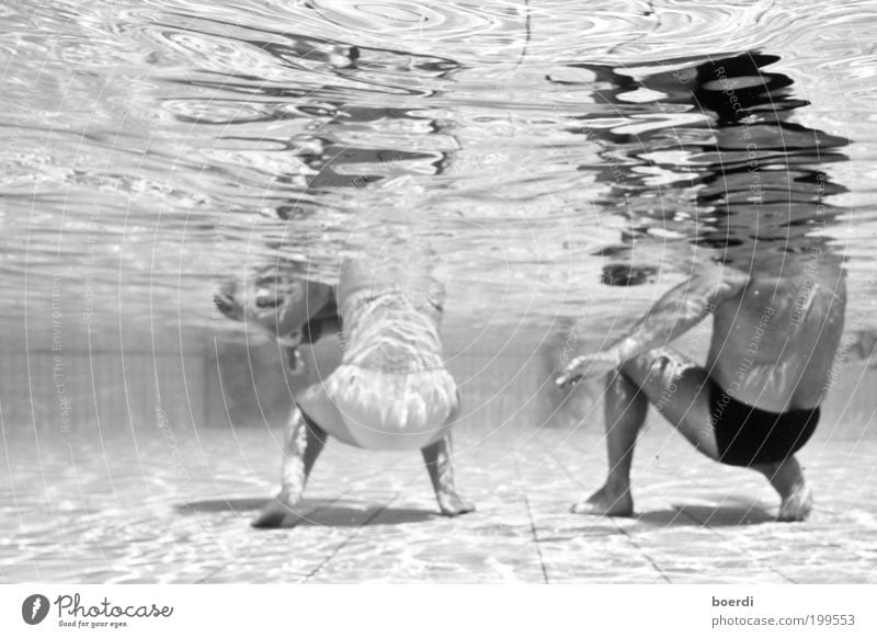 eBbe Schwimmen & Baden Ferien & Urlaub & Reisen Tourismus Schwimmbad maskulin feminin Eltern Erwachsene 2 Mensch Wasser gehen hocken nass Bewegung bizarr