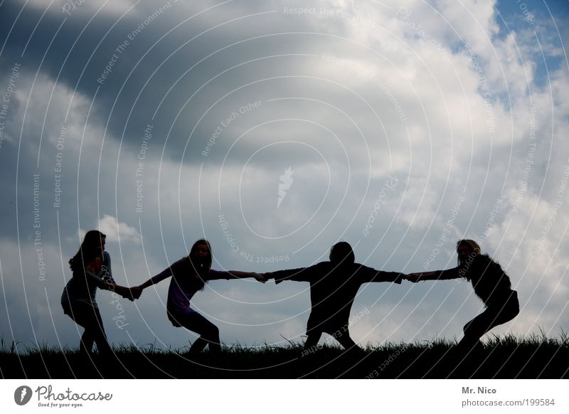 <-<--ll--> Fitness Sport-Training Freundschaft Jugendliche Arme 4 Mensch Himmel Wolken Tauziehen Freude Kraft Willensstärke Tatkraft anstrengen Freiheit