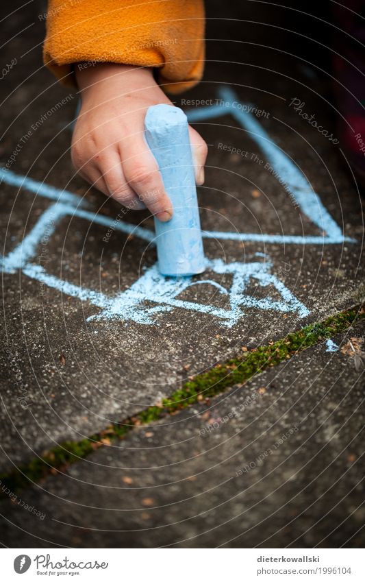 Malen III Spielen Kindererziehung Bildung Kindergarten lernen Mensch Kleinkind Mädchen Hand 3-8 Jahre Kindheit zeichnen Kreativität Freude malen Farbe Kreide