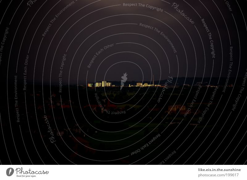 sonneninsel Gewitterwolken Sommer schlechtes Wetter Unwetter Sturm Regen Stadt Haus Hochhaus Industrieanlage Fabrik leuchten bedrohlich gelb violett schwarz