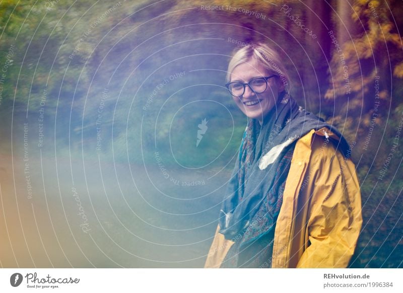 Jule | herbstspaziergang Mensch feminin Junge Frau Jugendliche Gesicht 1 18-30 Jahre Erwachsene Umwelt Natur Wald Wege & Pfade Schutzbekleidung Jacke Regenjacke