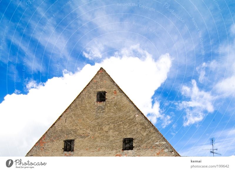 Den Kopf in den Wolken Himmel Sommer Schönes Wetter Wärme Dorf Haus Einfamilienhaus Bauwerk Gebäude Fassade Dachgiebel Fenster Holzfenster Fensterladen