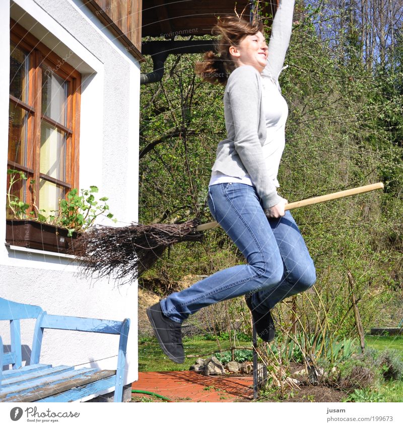 Hexenflug Sommer Garten feminin Junge Frau Jugendliche Erwachsene 1 Mensch 18-30 Jahre Schönes Wetter T-Shirt Jeanshose rothaarig langhaarig Bewegung Lächeln